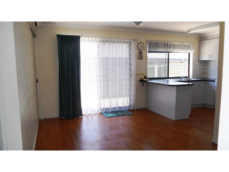 2/38 Heysen  Drive, Sunbury VIC 3429