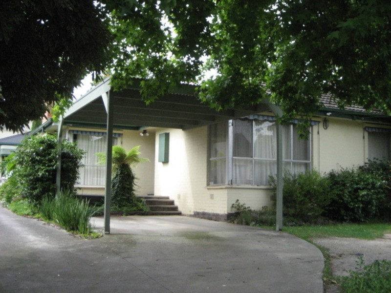 16 Broughton Avenue, Croydon VIC 3136