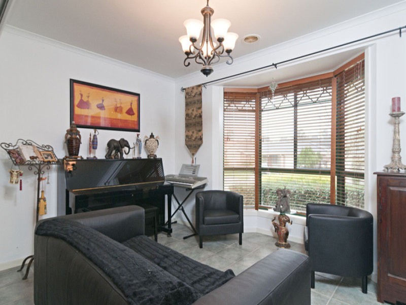13 Charlwood Drive, Mooroolbark VIC 3138