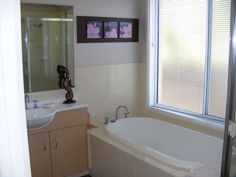 18 June Avenue, Basin View NSW 2540