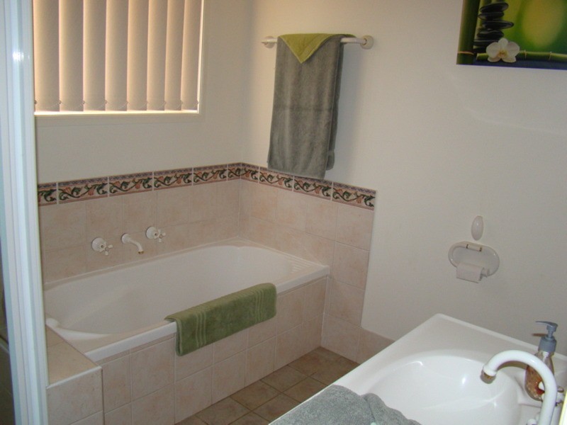 1 Graham Avenue, St Georges Basin NSW 2540