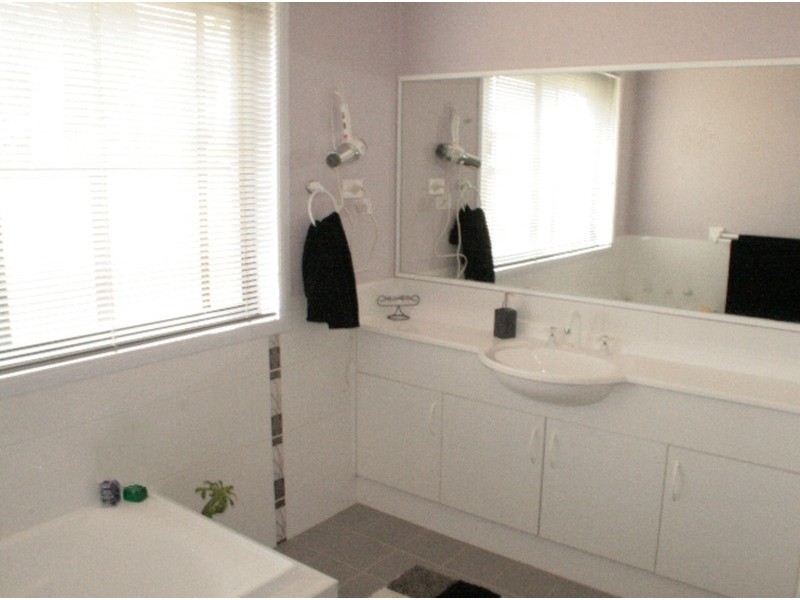 4 Keevill Brae, St Georges Basin NSW 2540