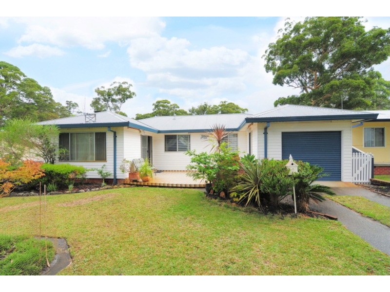 8 Coulon  Street, Woollamia NSW 2540