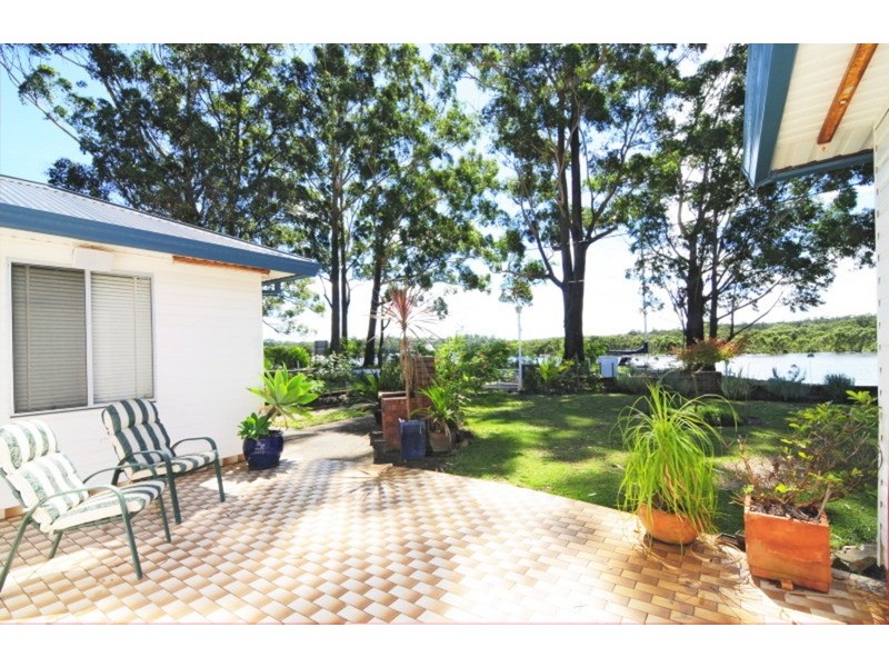 8 Coulon  Street, Woollamia NSW 2540