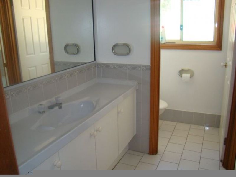 11 McArthur Drive, Falls Creek NSW 2540