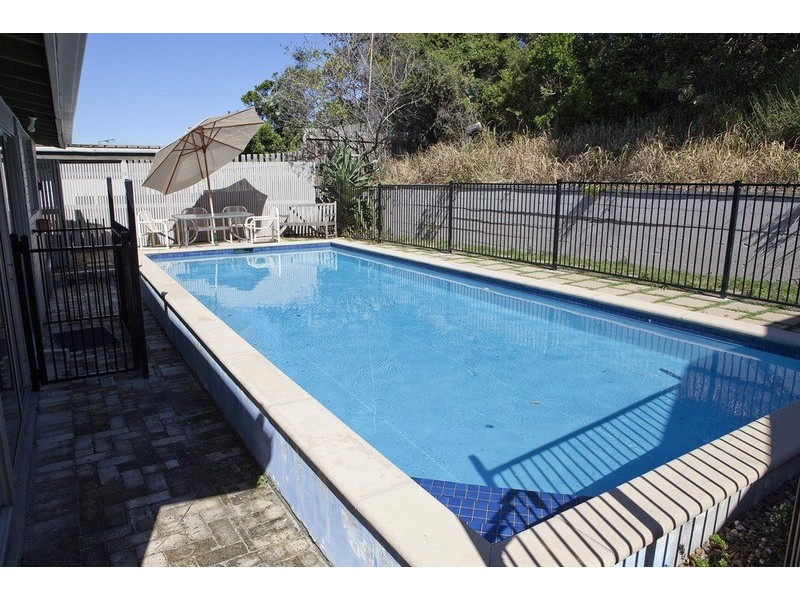 1542 David Low Way, Point Arkwright QLD 4573