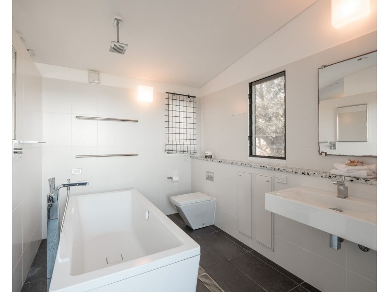 6 Samarinda Drive, Point Lookout QLD 4183