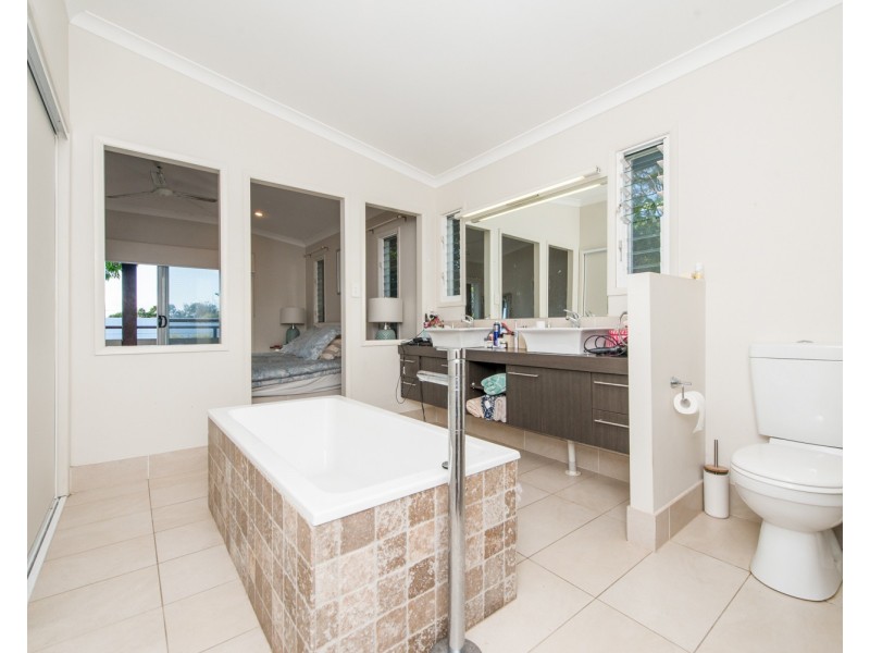 1/18 George Nothling Drive, Point Lookout QLD 4183
