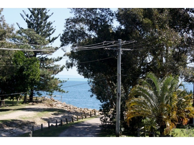 2 Millers Lane, Amity Point QLD 4183
