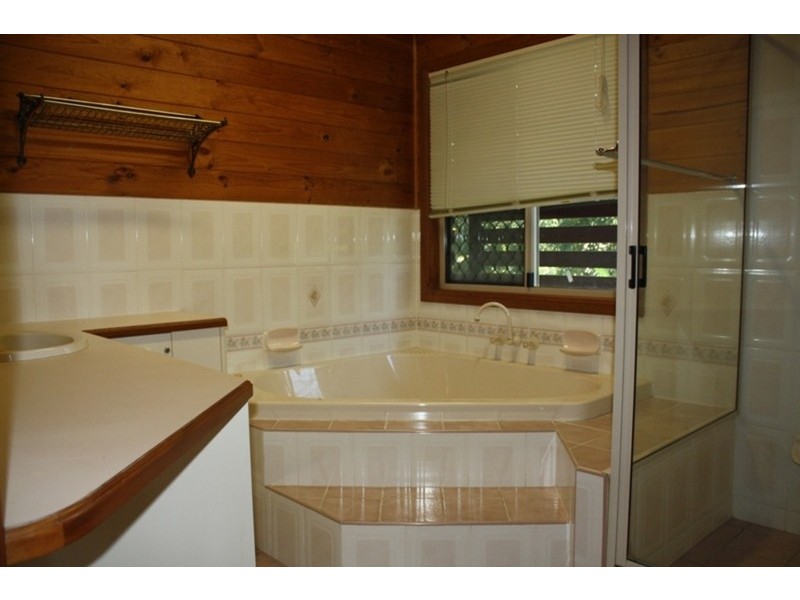 4 Merinda Crescent, Point Lookout QLD 4183