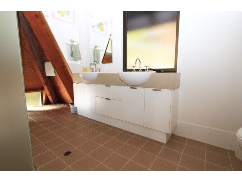 3 Cumming  Parade, Point Lookout QLD 4183