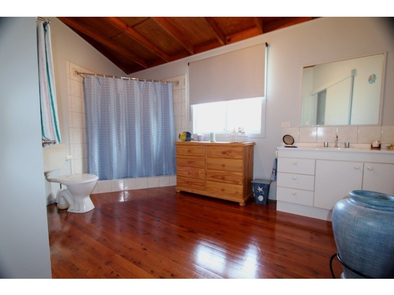 24 Kindara Street, Amity Point QLD 4183