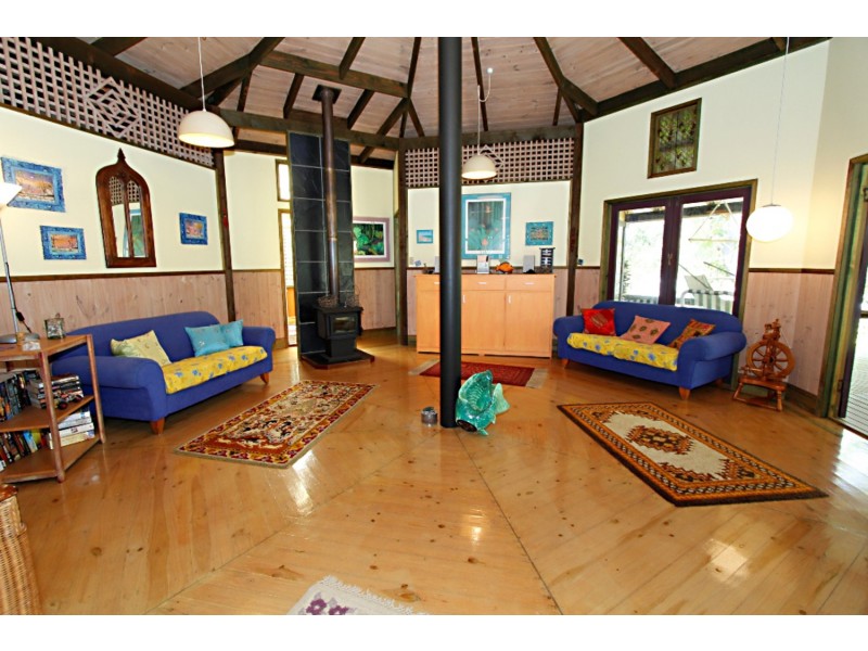 9 Waller Court, Point Lookout QLD 4183