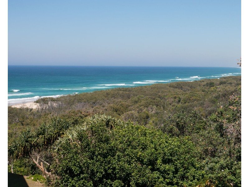 15/11-13  Samarinda Drive, Point Lookout QLD 4183