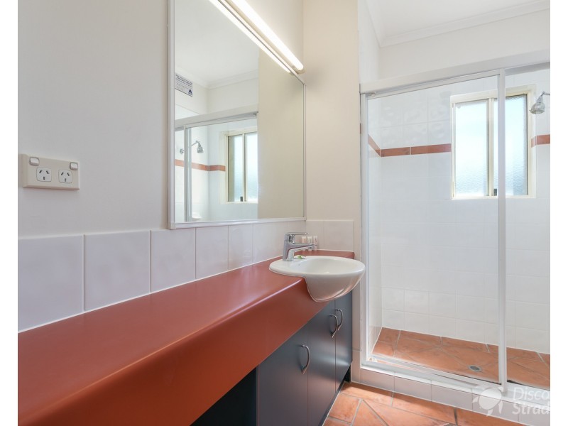 15/11-13  Samarinda Drive, Point Lookout QLD 4183