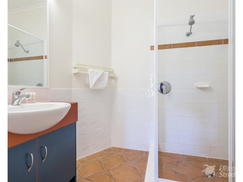 15/11-13  Samarinda Drive, Point Lookout QLD 4183