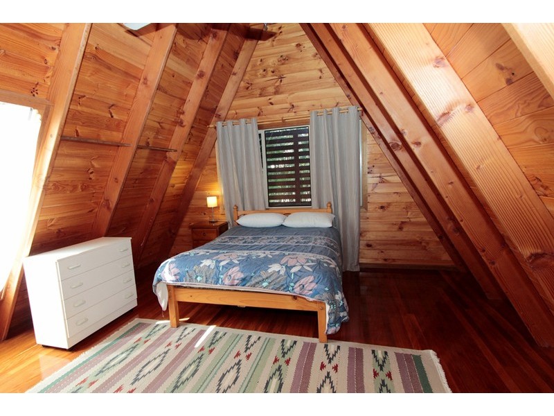 4 Merinda Crescent, Point Lookout QLD 4183