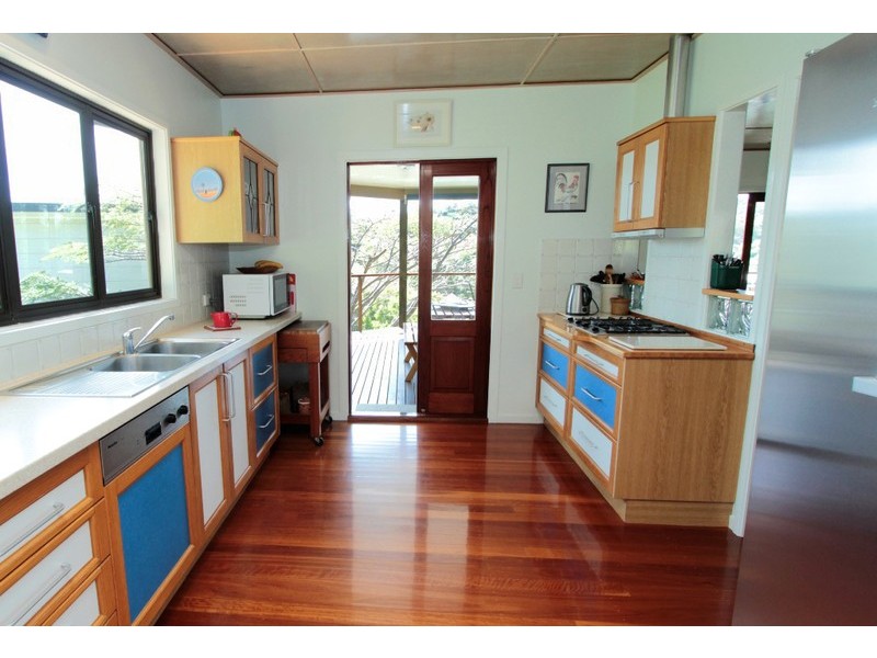27 George Nothling Drive, Point Lookout QLD 4183
