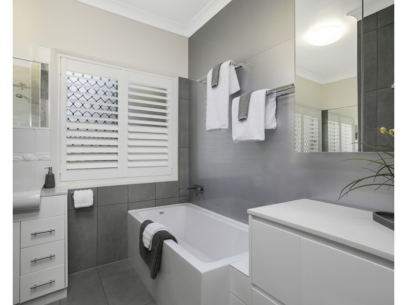 42 Samarinda Way, Point Lookout QLD 4183
