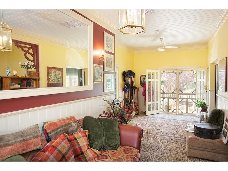 77 Main  Road, Chewton VIC 3451