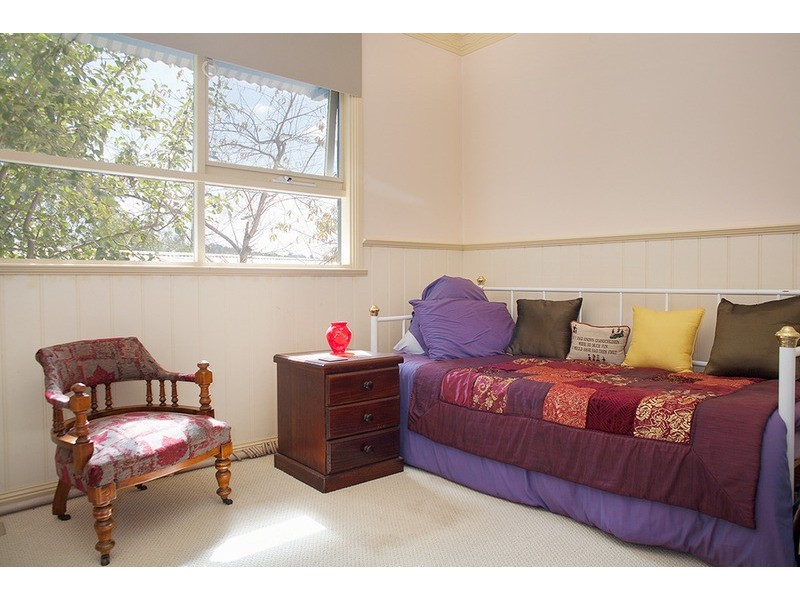 77 Main  Road, Chewton VIC 3451