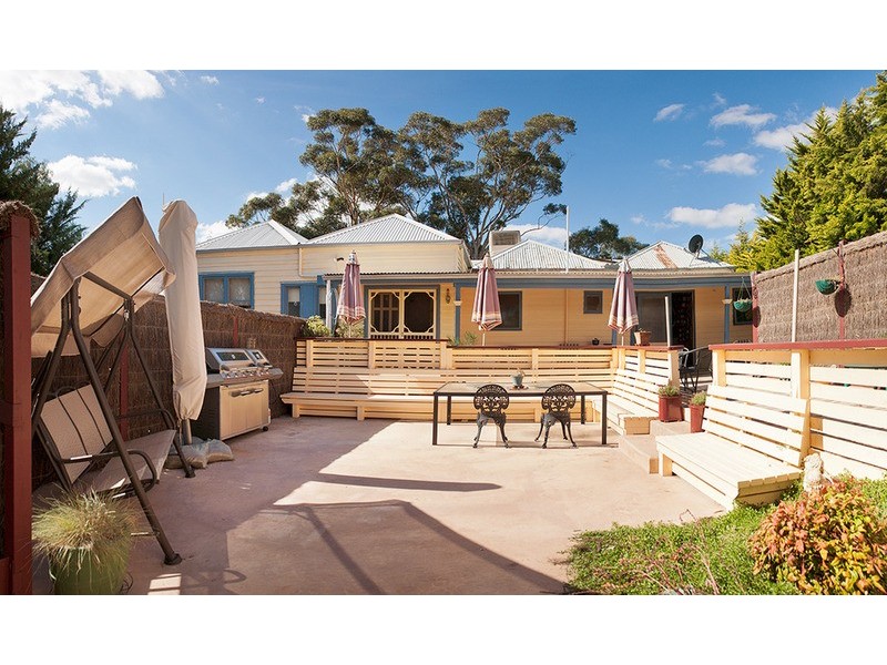 77 Main  Road, Chewton VIC 3451