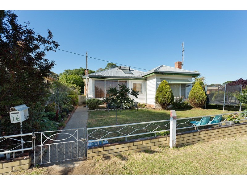 16 Charles Street, Castlemaine VIC 3450