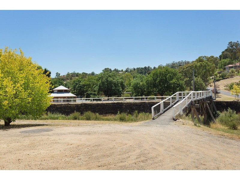 2 Greenhill Place, Castlemaine VIC 3450