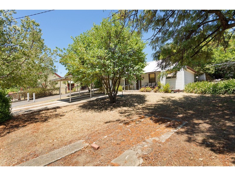 2 Greenhill Place, Castlemaine VIC 3450