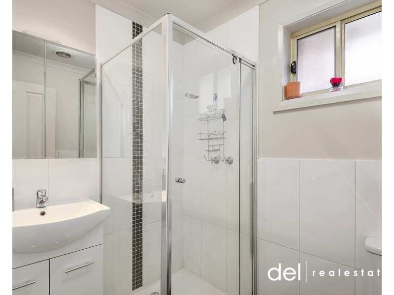 1 & 2/7 Koonalda Grove, Dandenong North VIC 3175