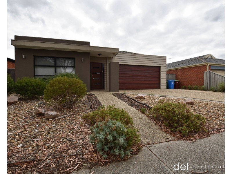 39 Yorkshire Drive, Cranbourne North VIC 3977