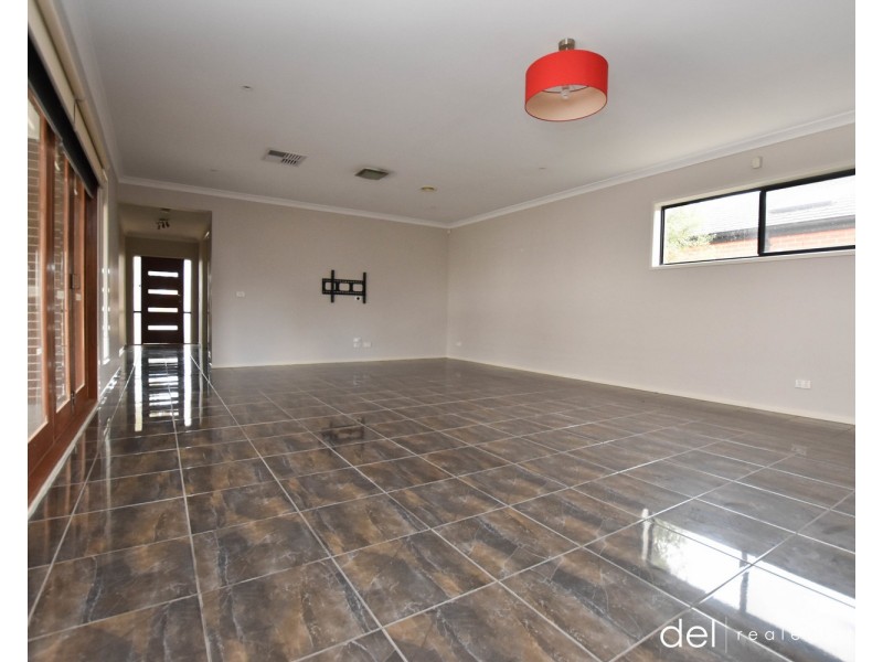 39 Yorkshire Drive, Cranbourne North VIC 3977