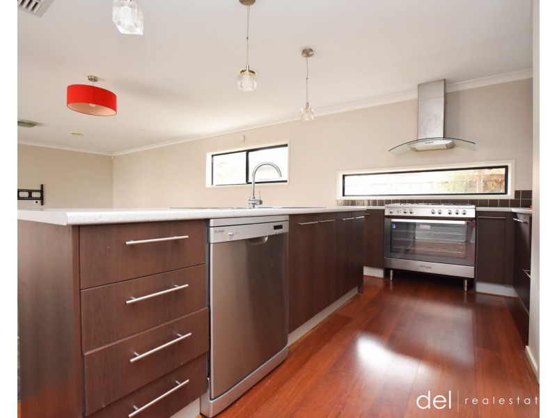 39 Yorkshire Drive, Cranbourne North VIC 3977