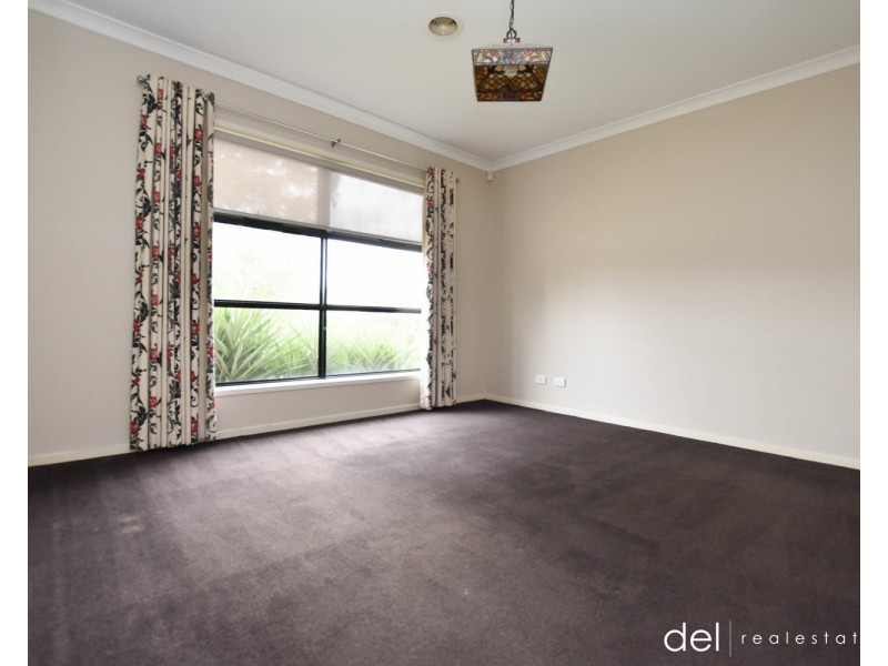 39 Yorkshire Drive, Cranbourne North VIC 3977