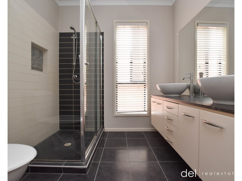 39 Yorkshire Drive, Cranbourne North VIC 3977