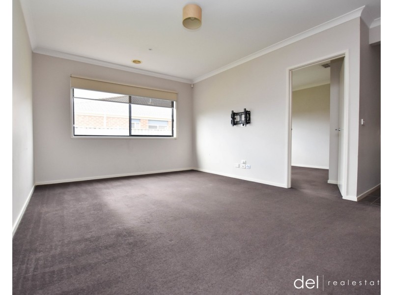 39 Yorkshire Drive, Cranbourne North VIC 3977