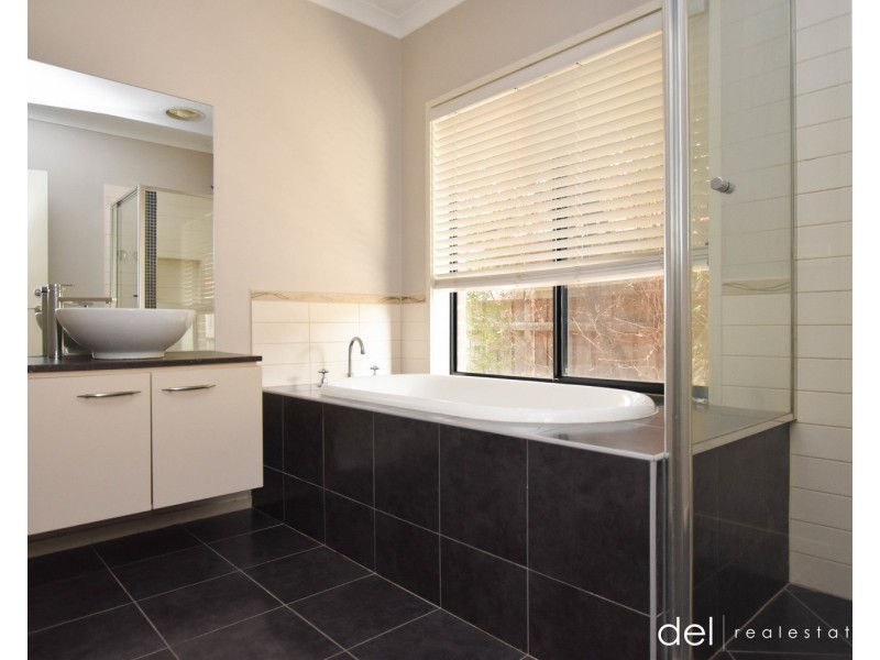 39 Yorkshire Drive, Cranbourne North VIC 3977