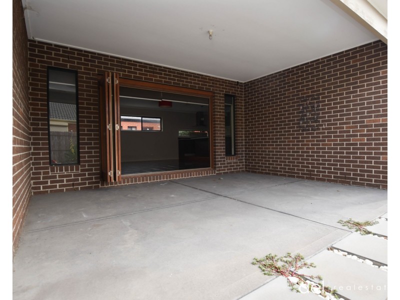 39 Yorkshire Drive, Cranbourne North VIC 3977