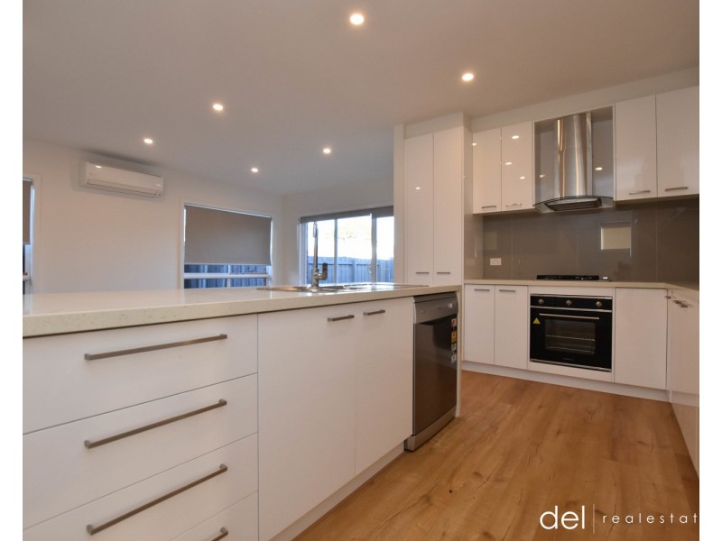 2/16 Hughes Crescent, Dandenong North VIC 3175