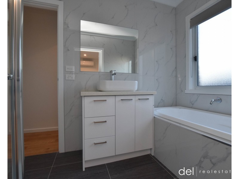 2/16 Hughes Crescent, Dandenong North VIC 3175