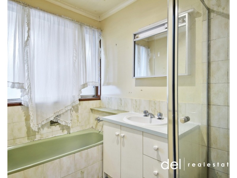 32 Essex Park Drive, Endeavour Hills VIC 3802