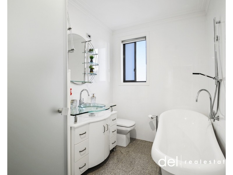 2/243 Gladstone Road, Dandenong North VIC 3175