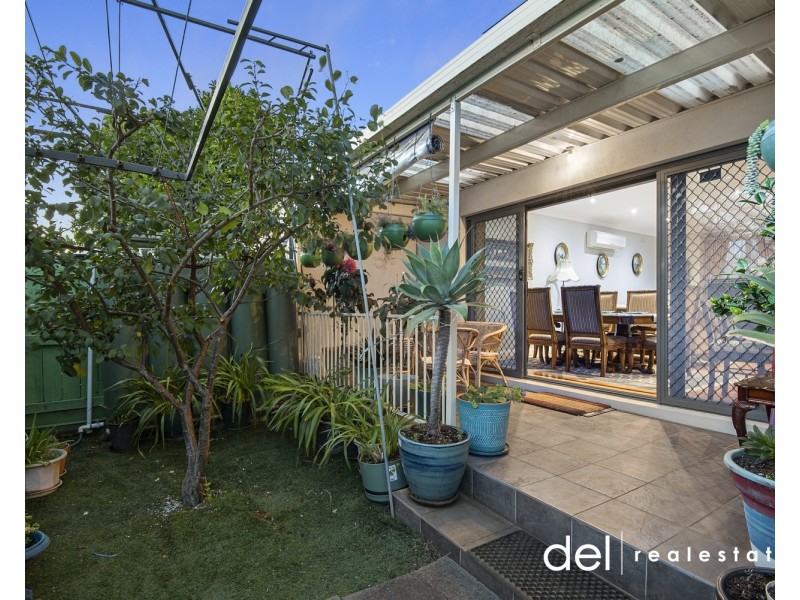 2/243 Gladstone Road, Dandenong North VIC 3175