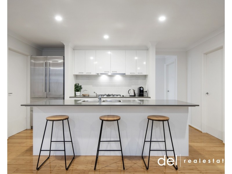 163 Thoroughbred Drive, Clyde North VIC 3978