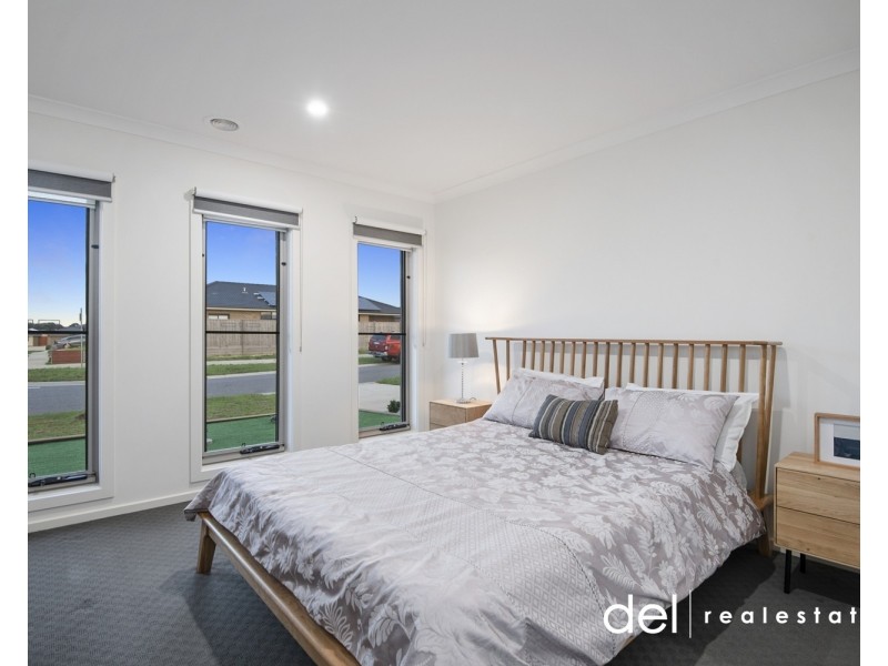 163 Thoroughbred Drive, Clyde North VIC 3978