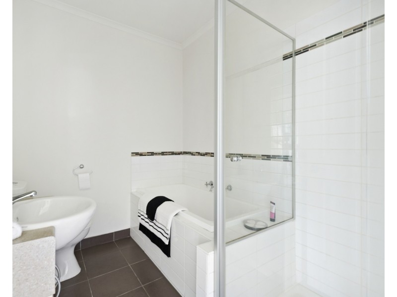 2/40 Liquidamber Street, Doveton VIC 3177