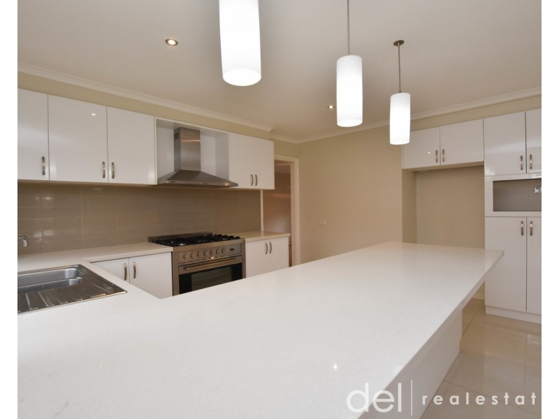 17 Sunnyside Drive, Berwick VIC 3806