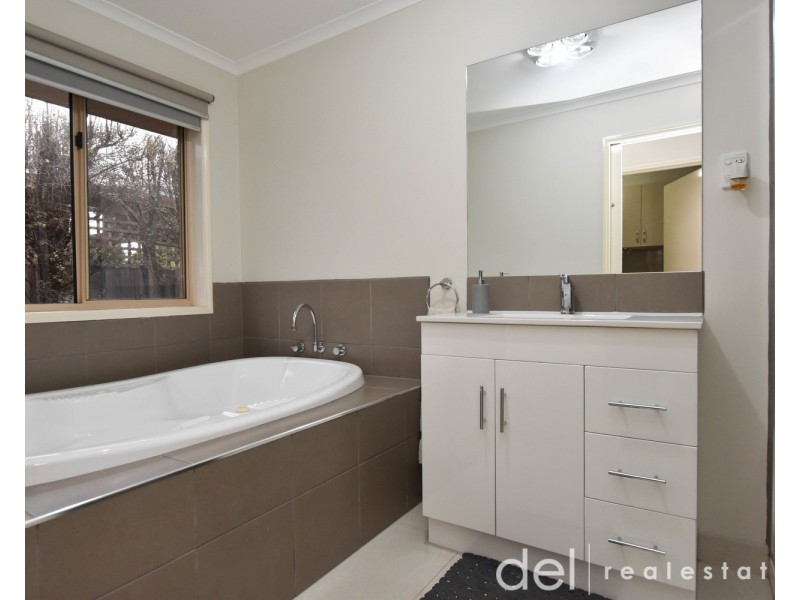 17 Sunnyside Drive, Berwick VIC 3806