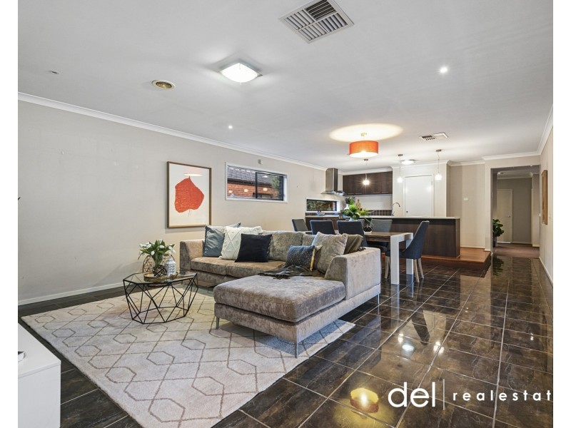 39 Yorkshire Drive, Cranbourne North VIC 3977