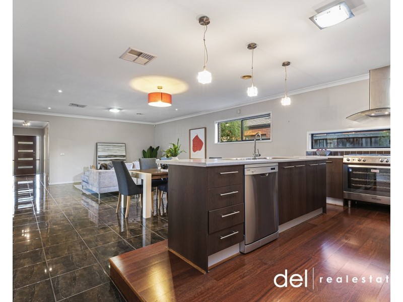 39 Yorkshire Drive, Cranbourne North VIC 3977